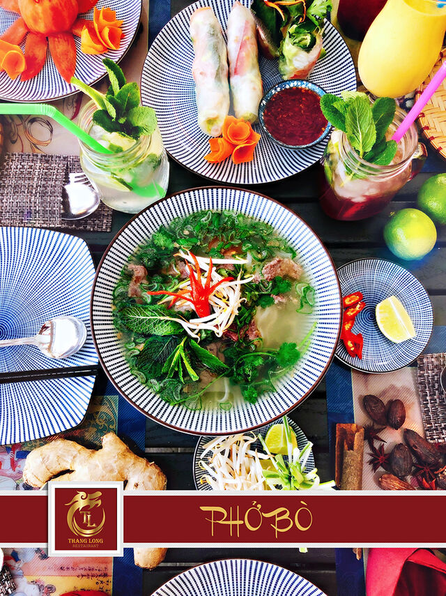 E1- ist zwar Phở Bò, ein sehr bekannte vietnamesische Suppe, in würziger Brühe 