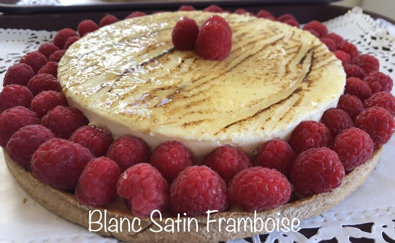 Blanc satin framboise