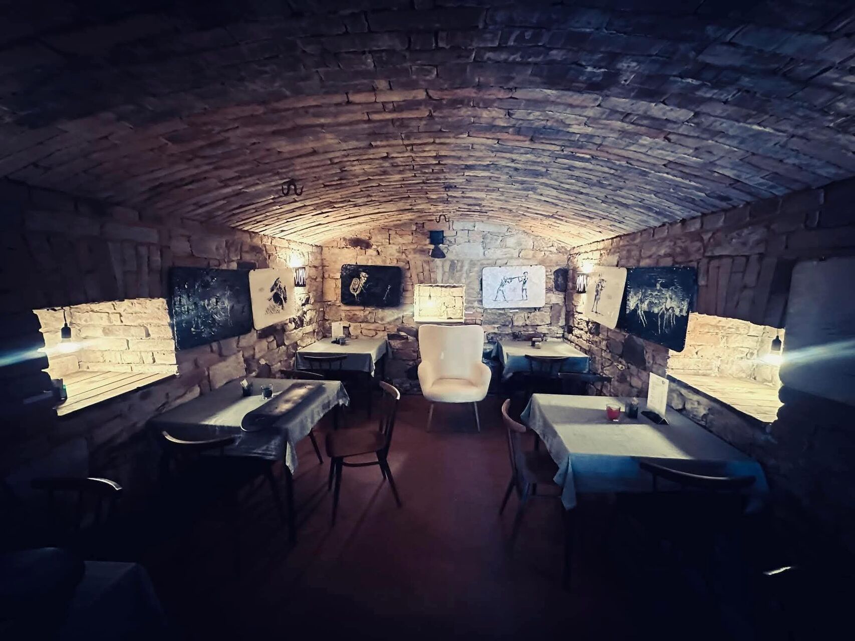 Sklípek s historií, galerií, pohodou...