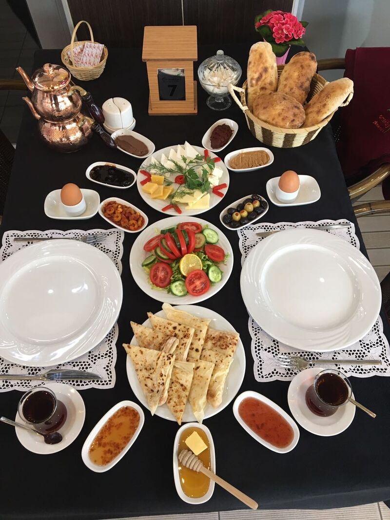 SERPME KAHVALTI: BAKIR DEMLİKDE ÇAY, ÖZEL YAPIM PITIL EKMEĞİ, GÖZLEME, URFA YÖRESİNDEN EZME, EGE BÖLGESİNDEN ZEYTİN SATASI, ....