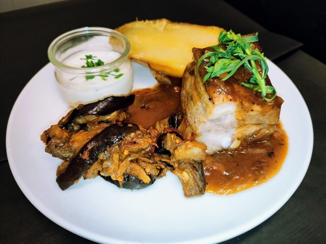 Travers de porc sauce à l'estragon, pomme au four et sa crème échalote et ciboulette