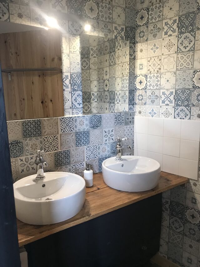 Salle de bain de la chambre familiale avec douche, piste verte. 