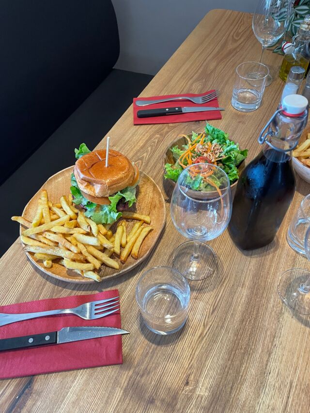 Nos burgers et frites maison à la brasserie des Platanes