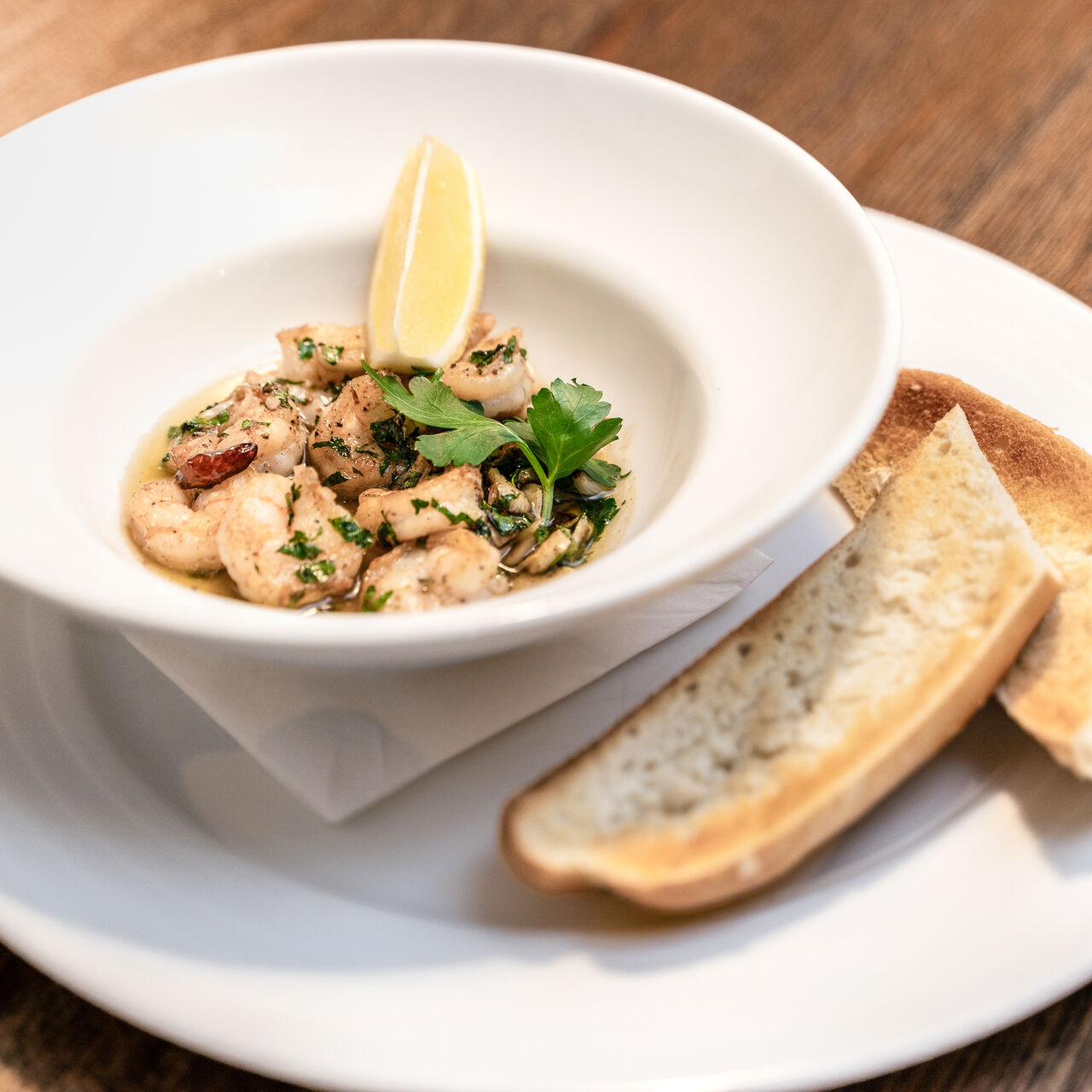 Krevety na bílém víně