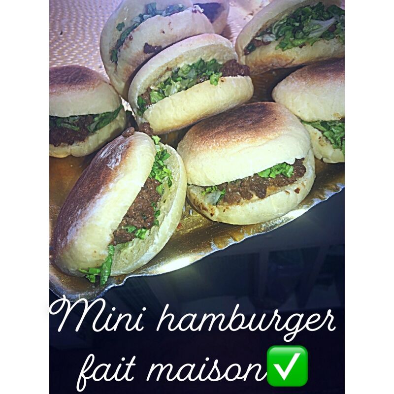 Mini pain semoule garni avec de la viande hachée au cheddar.?