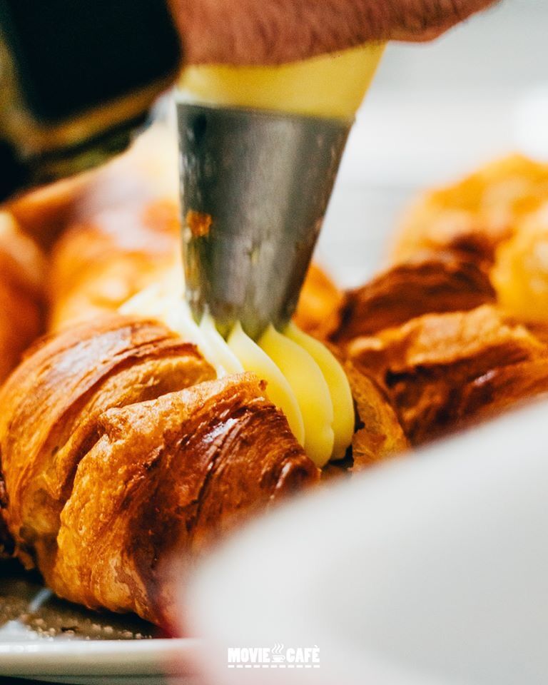 Il croissant lo farciamo al momento ed a tuo piacimento 