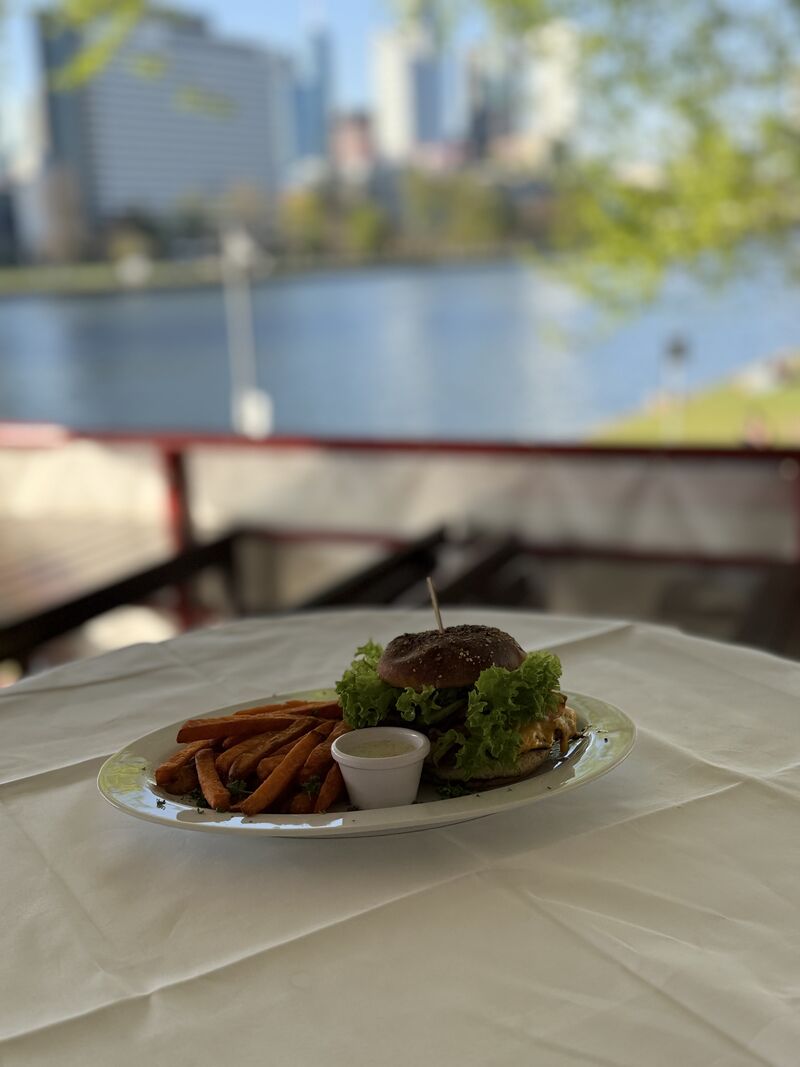 Cheesburger mit Süßkartoffelpommes und Hausgemachter sauce 