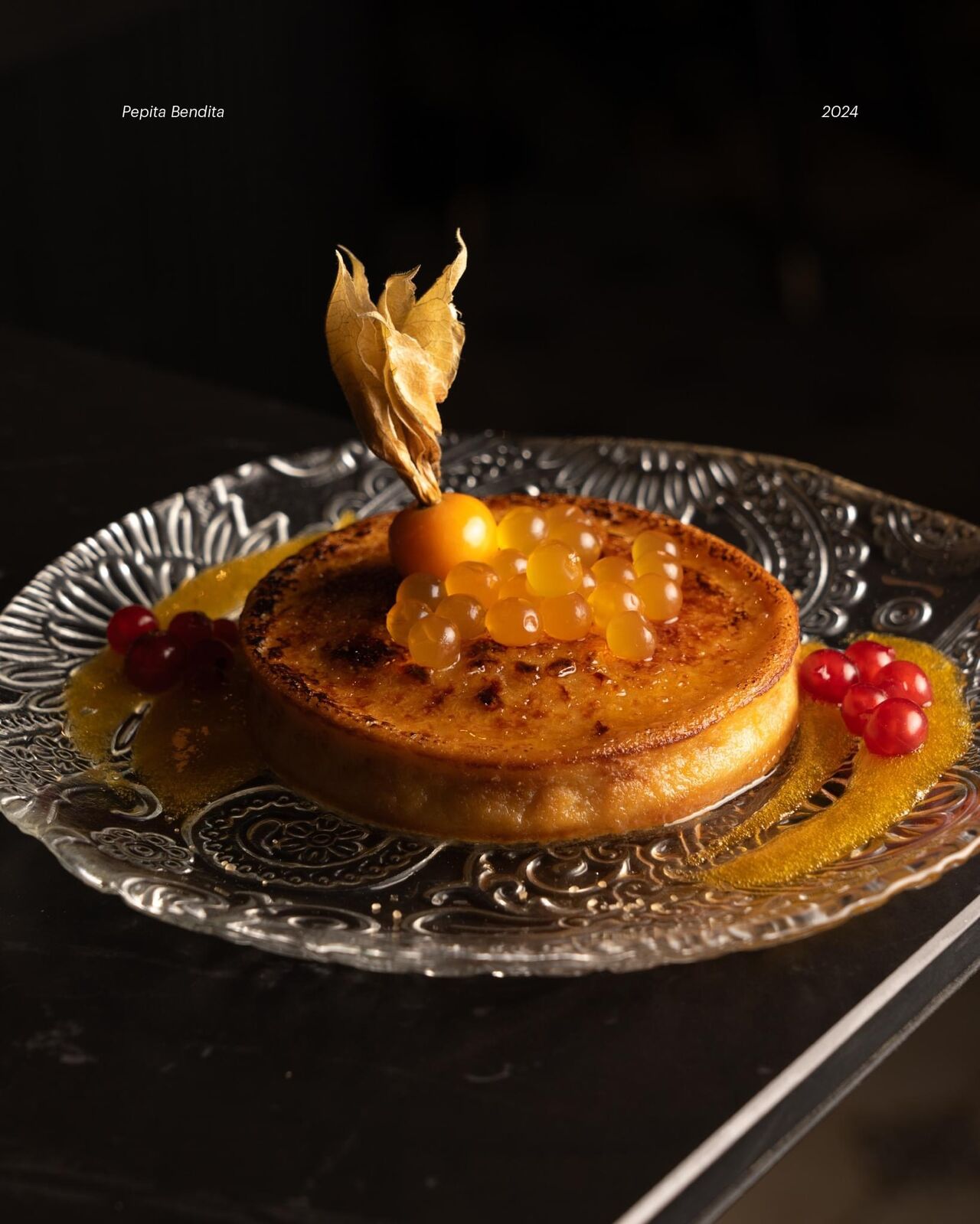 Tarta de queso al horno, fruta de la pasión y physali.