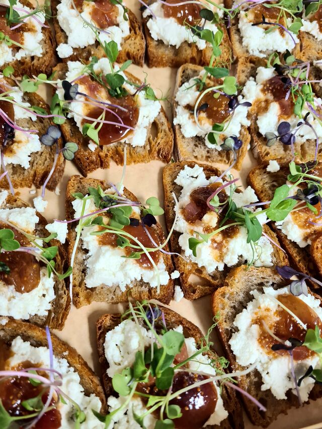 Toast de campagne, brousse et chutney de figue