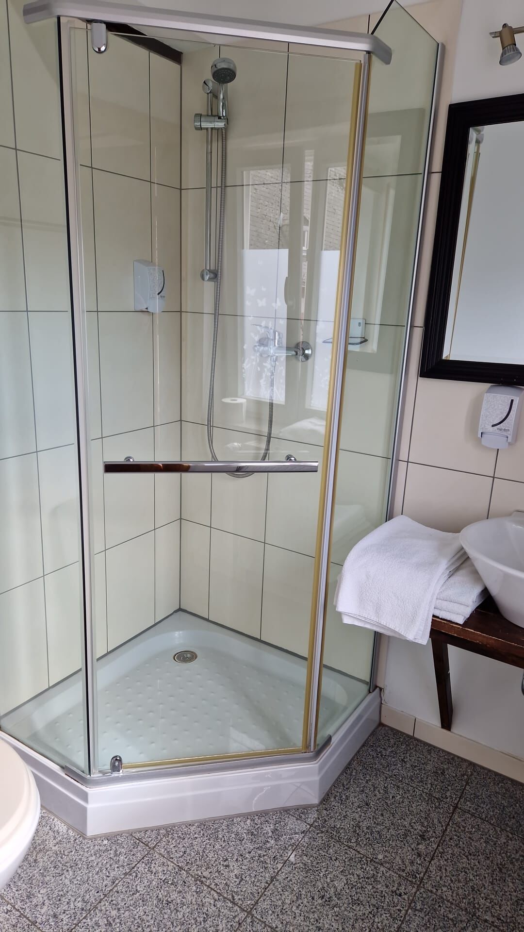 Badezimmer mit Dusche