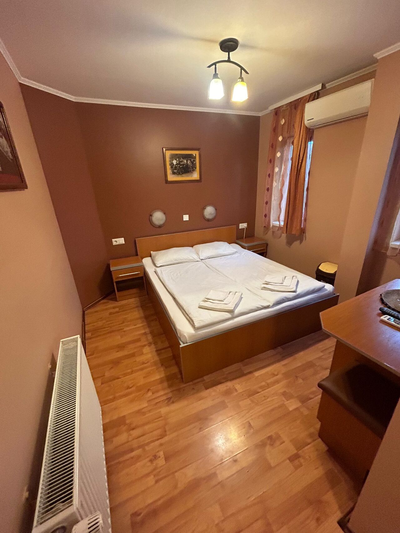 Doua camere cu pat matrimonial