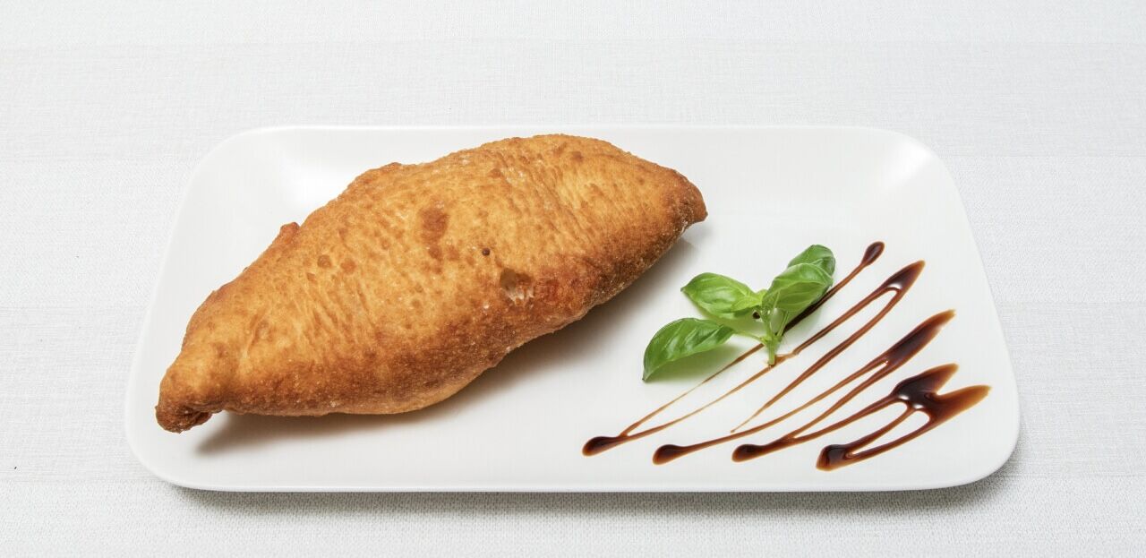 Frittierte - gefüllte Pizza