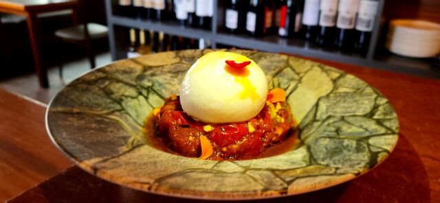 Ensalada tibia de burrata con pimientos asados 