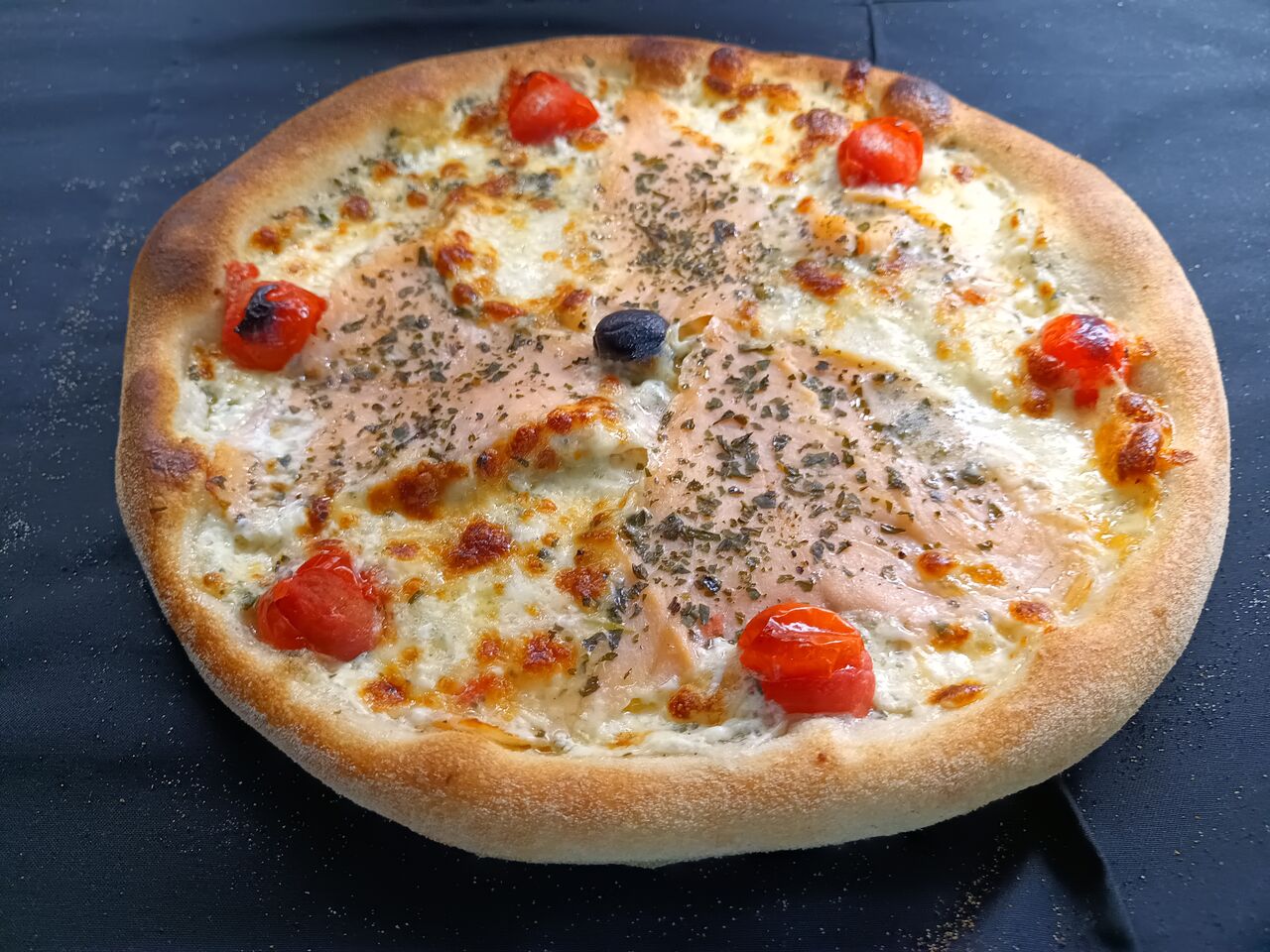 L'atlantique: base crème,Mozzarella,saumon ,tomates cerises,aneth 16.50€