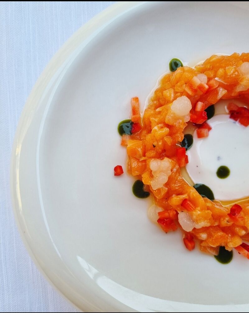 Tartare di salmone Scozzese Lochfyne, latticello, caviale di lime, menta e fragole