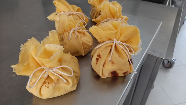 Fagotti di crêpes ripieni di ricotta di bufala,zucchine e fiori di zucca