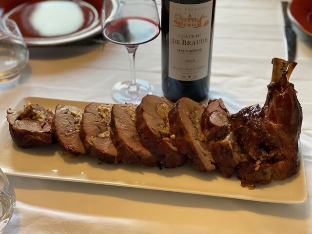 Epaule d'agneau confite, farcie au boulgour, pignons de pins et abricots moelleux