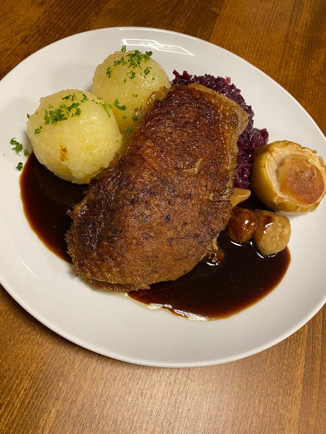 Gänsebrust
Maronen/ Rotkohl/ Klöße/ Jus/ Bratapfel
