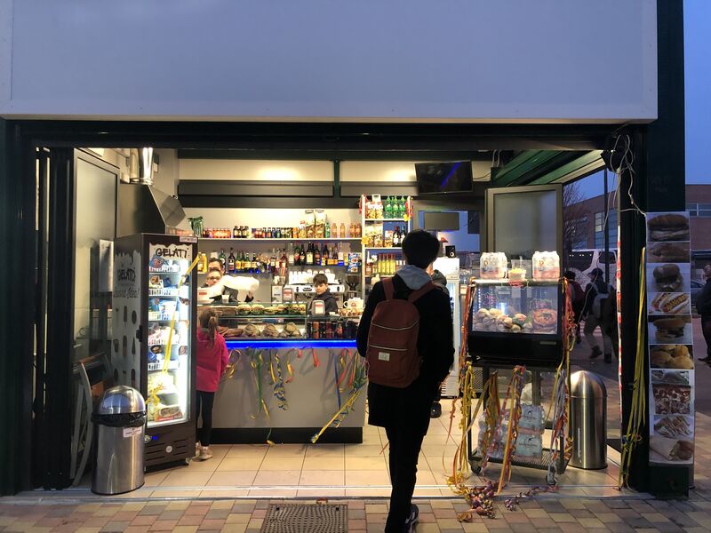 Fronte “Eddy Fast Food”. Mercato turistico Tronchetto Venezia. Italia 