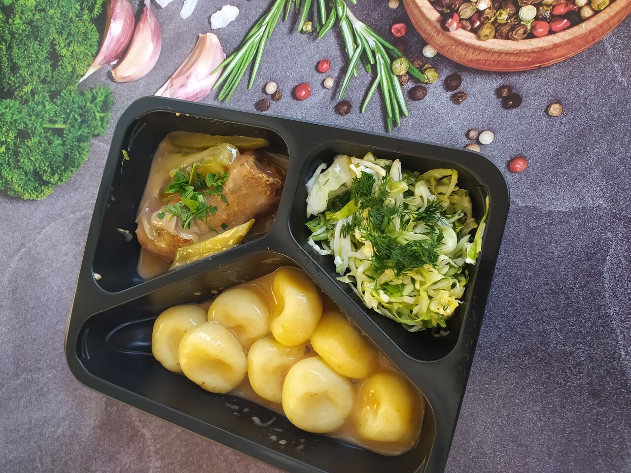 Zestaw rolada z sosem, kluski, surówka z młodej kapusty z koperkiem.