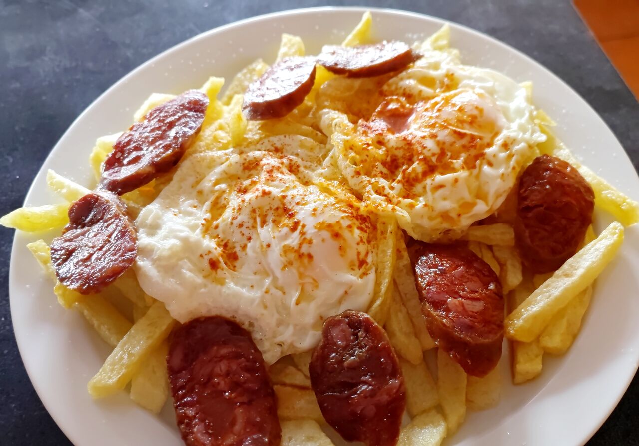 Huevos fritos con chorizo