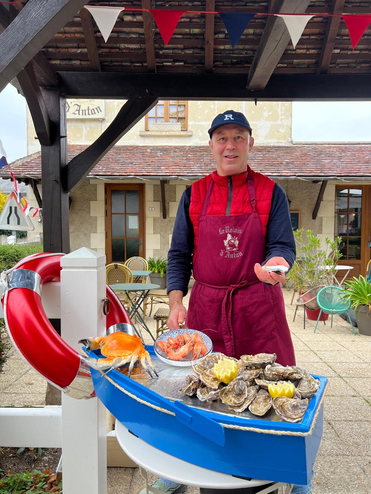 Au Relais d’Antan, l’écailler Philippe vous ouvre la me
