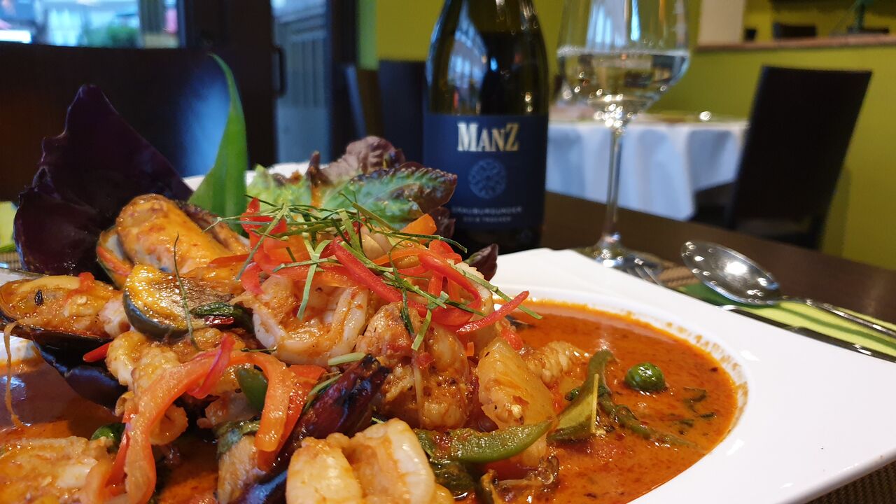 Meeresfrüchte im roten Thai Curry mit Ananas