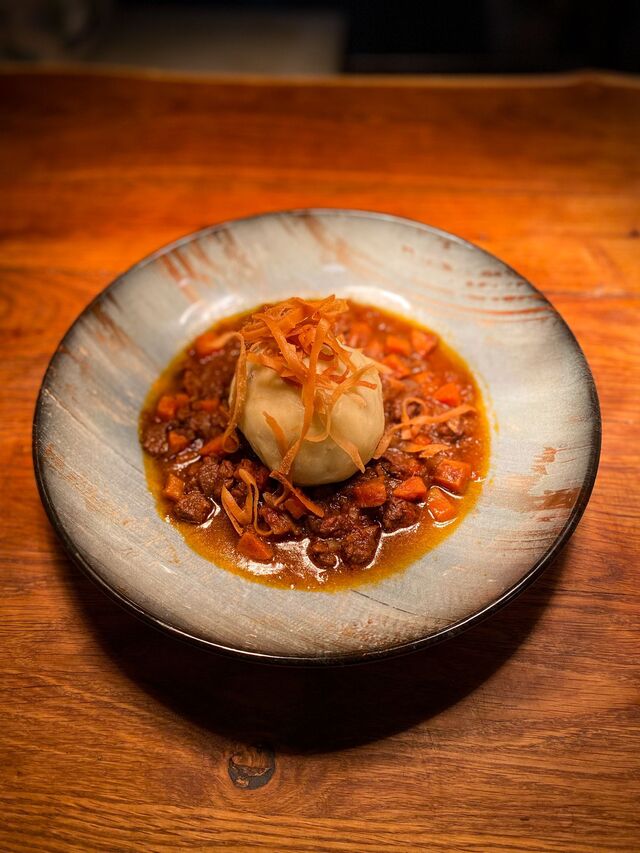 Fufu mit Tomatensoße oder Rindfleischsoße
