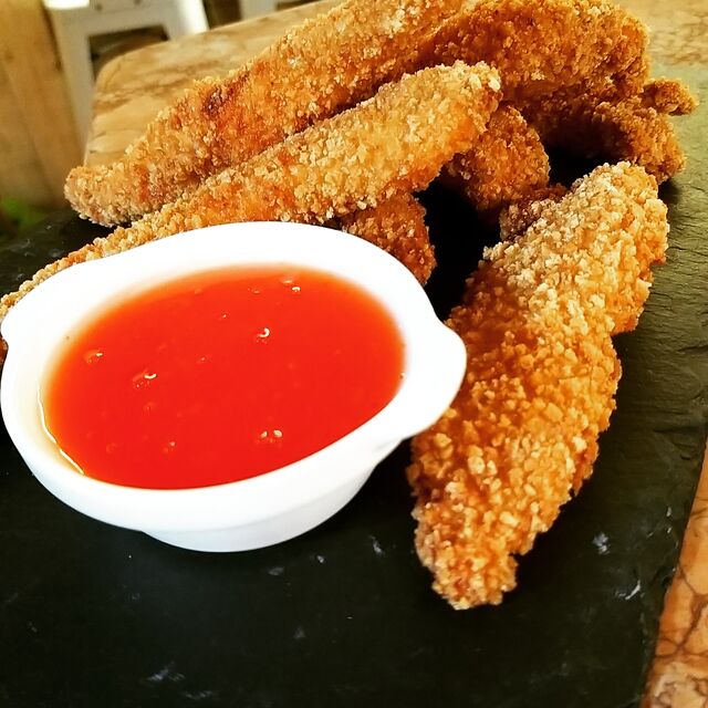 Crujientes de pollo y su salsa agridulce 