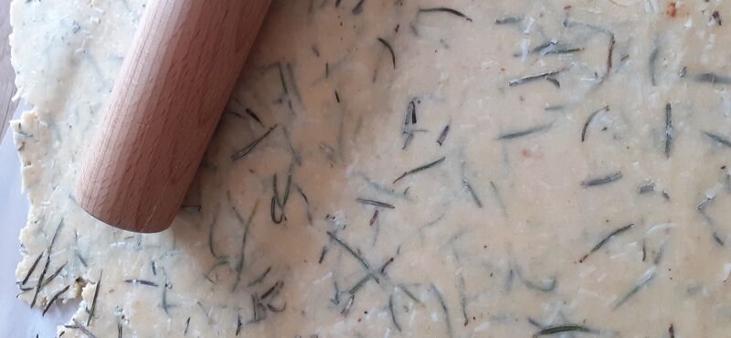 Préparation de biscuits salés romarin/emmental