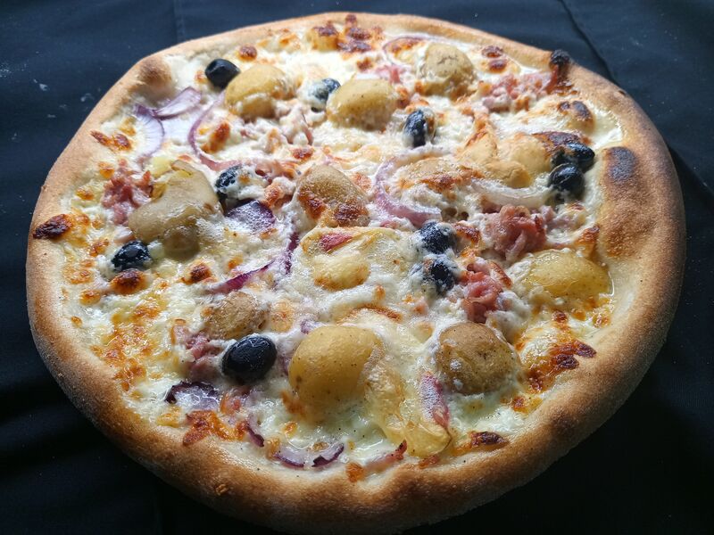 La savoyarde: base crème,oignons rouges,lardons,pommes de terre,fromage reblochon,olives noirs.16.00€