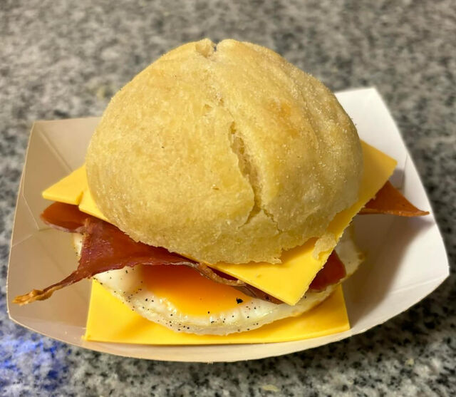 EGG MUFFIN AU BACON GRILLÉ