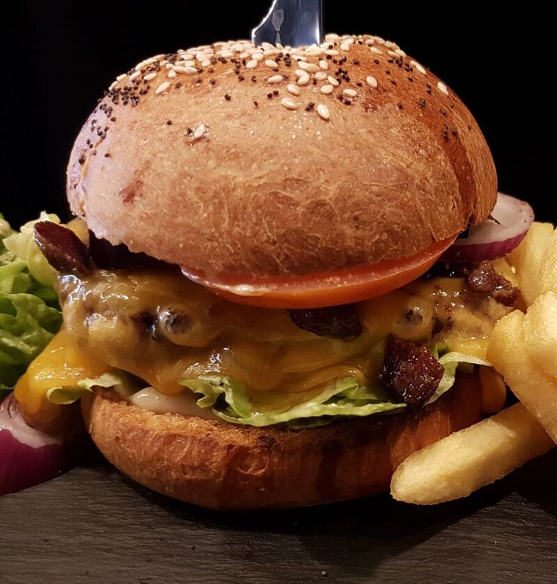 Burger aux gésiers de canard, cheddar et pain 100% artisanal