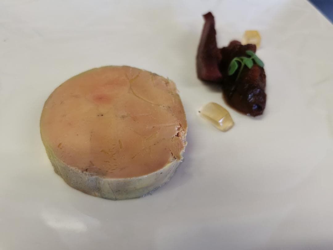 Foie gras de canard basse température, chutney poire pochée au vin rouge