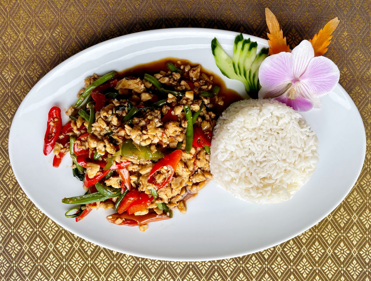 H11. Phad Krapao
(Gehacktes Hühnerfleisch mit Peperoni, Knoblauch, Paprika, Bohnen und Thai- Basilikum in Sojasauce.