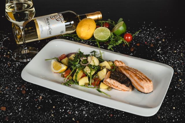 File lososa s krumpir salatom