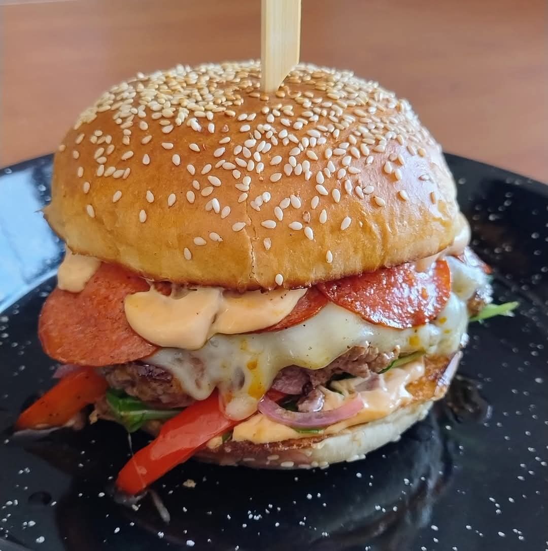 Soczysty burger z pepperoni i kremowym sosem | Juicy Burger with Pepperoni and Creamy Sauce