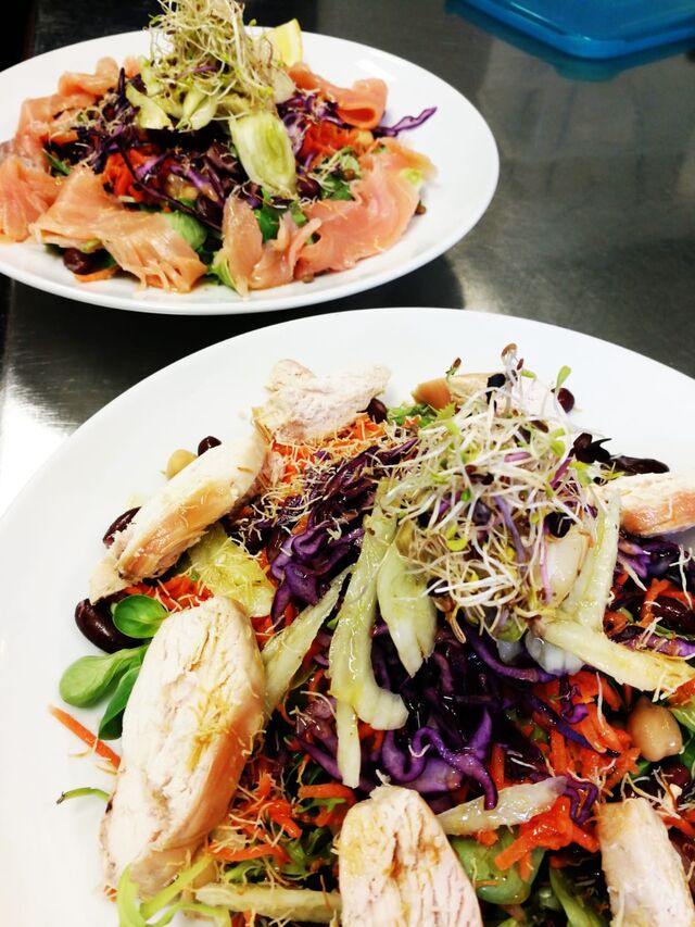 Salade au saumon et salade au poulet