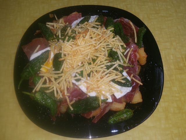 Huevos rotos con jamón