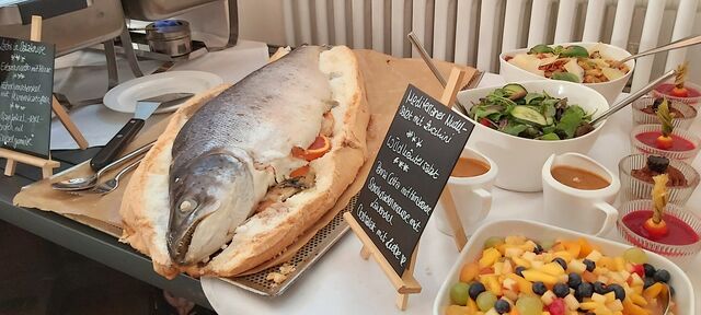 hier z.B. der Hingucker des Abends
Lachs gebacken in der Salzkruste.
Wird vor Ihren Augen geöffent und von Marcus serviert 
