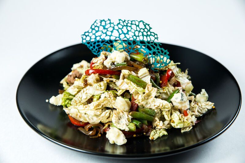 Салат з кисло солодким перцем та телятиною.