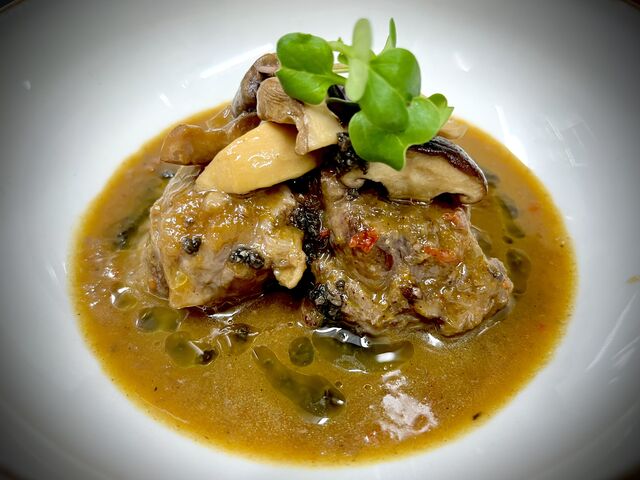 Galtes de porc ibéric estofades amb bolets i tòfona