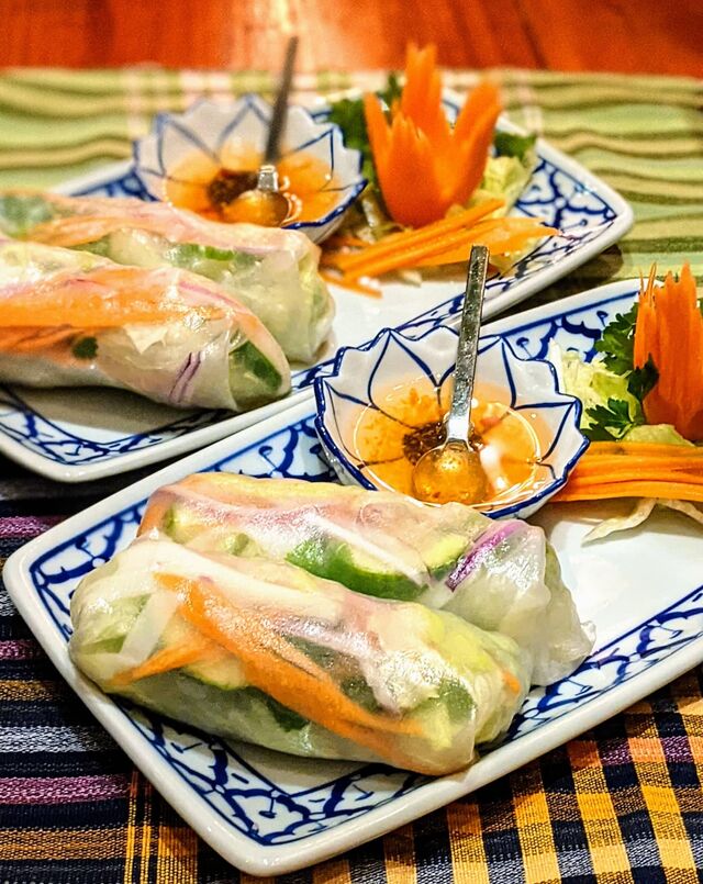  Yor Dib: Reispapierrollen mit Gemüse, exotischen Kräutern und Reisnudeln. Wahlweise mit Hühnchen oder vegan :-) .