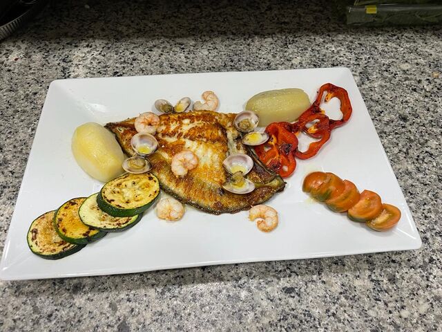 Rodaballo con Almejas y Gambas
