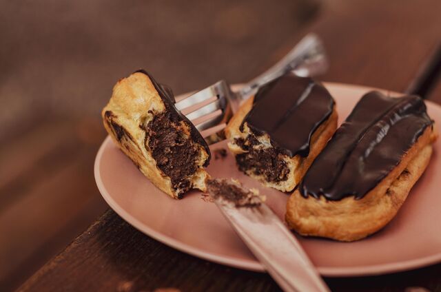 Еклер з вершковим шоколадним кремом - заварне тісто, вершковий крем з додаванням какао.