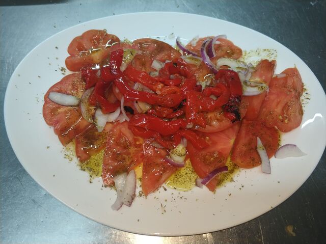 ENSALADA DE TOMATE CON ASADILLO DE PIMIENTOS ROJOS 