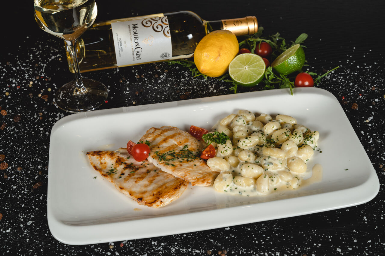 Pileći file u umaku od gorgonzole s njokama