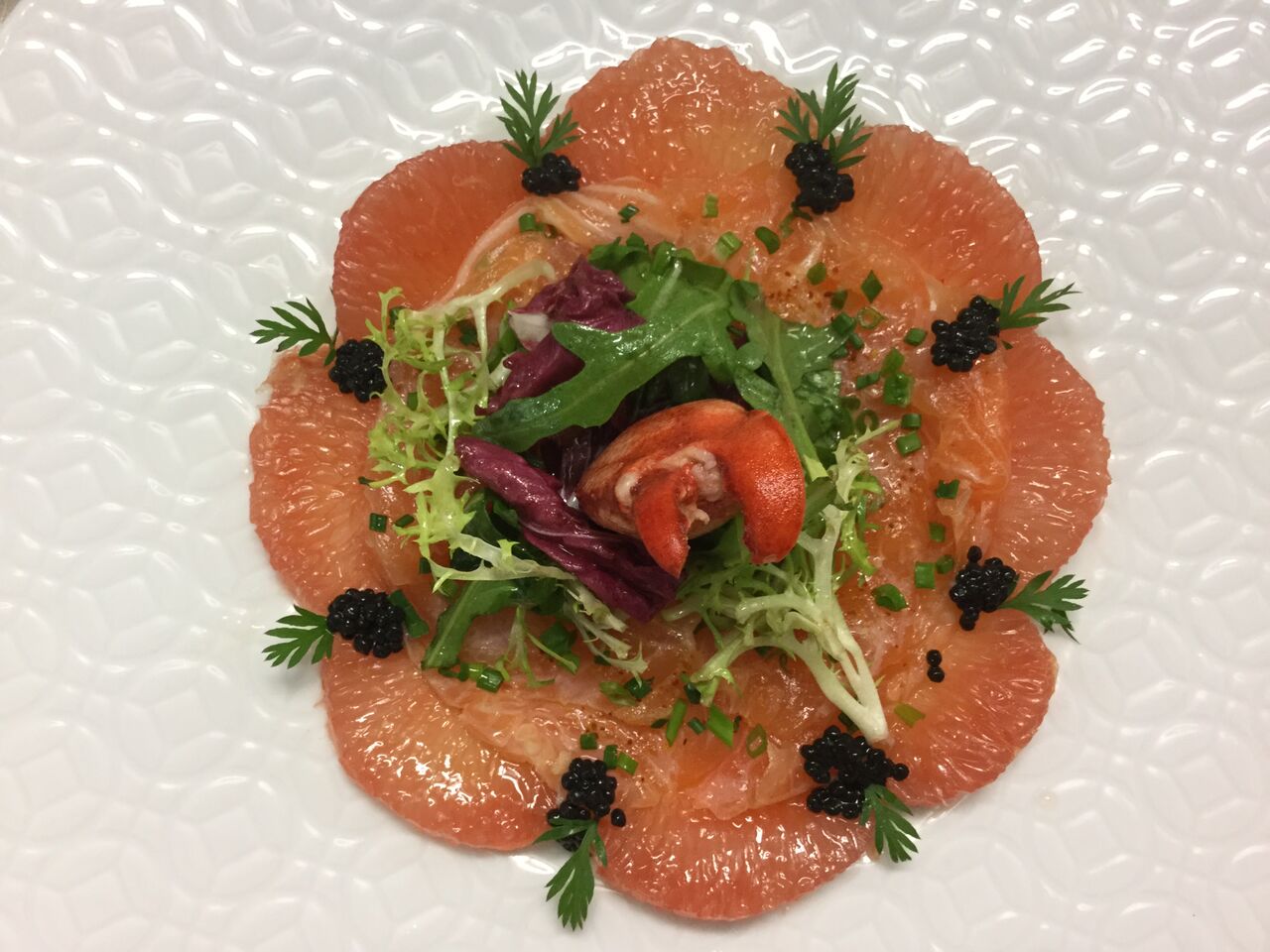 Saumon mariné, pamplemousse rose et son buisson de salade 