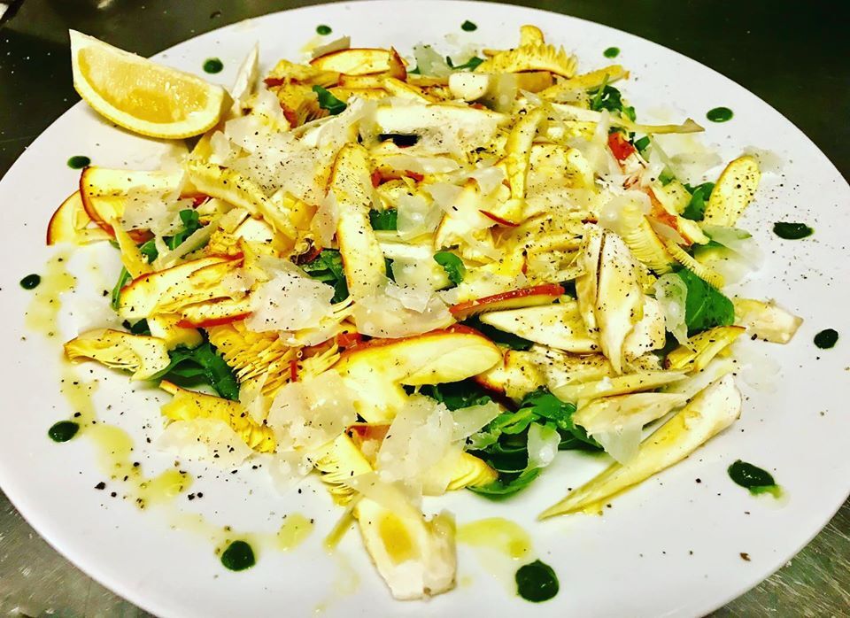 Carpaccio di Funghi Porcini freschi su letto di rucola e scaglie di grana