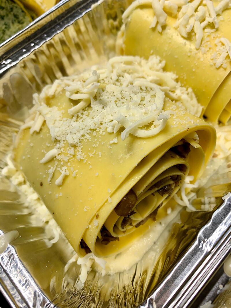 Opgerolde lasagne met ricotta en spinazie en champignons